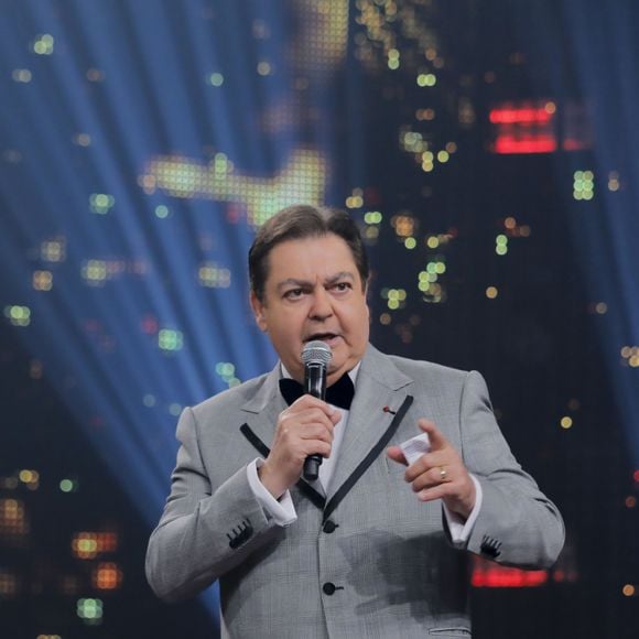 Faustão segue internado em São Paulo após procedimento para retirada de sonda gástrica. Equipe do apresentador atualizou o quadro de saúde e afirmou que a permanência no hospital ocorre apenas para exames de rotina