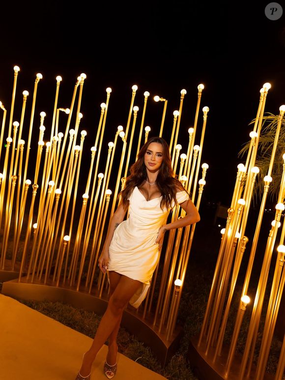 Bruna Biancardi escolheu vestido branco, curto e com decote para réveillon com o marido, Neymar, as filhas e o enteado