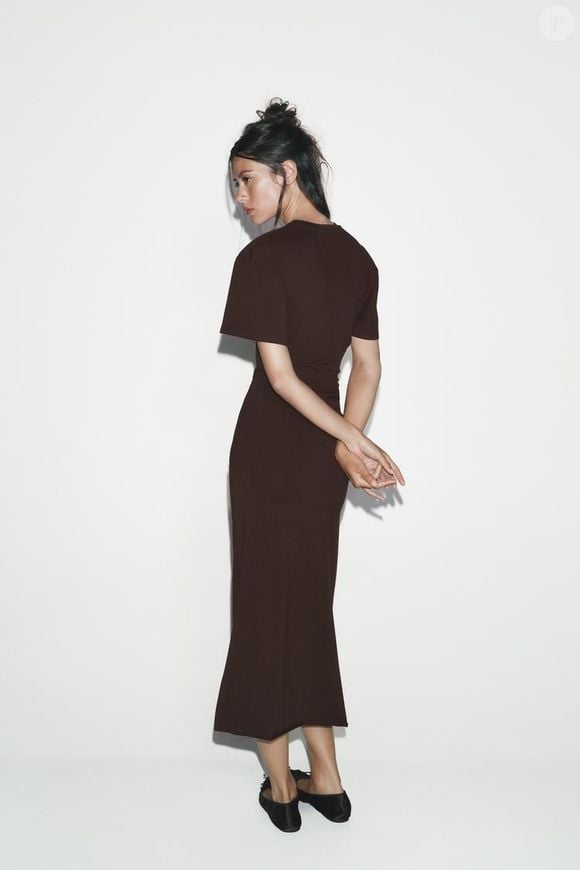 Elegante e descomplicado, o modelo valoriza o corpo com sutileza e aposta em linhas puras para um visual sofisticado. Preço: R$ 199