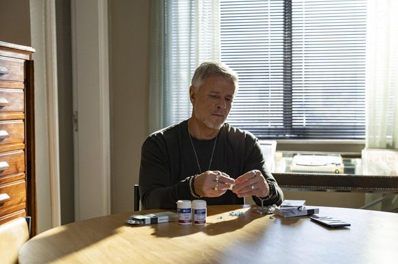 Jaques (Marcello Novaes) troca os medicamentos de Filipa (Claudia Abreu)