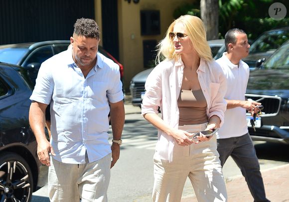 Abalados, Ronaldo Fenômeno e a mulher, Celina Locks, foram à missa de 7º dia de Anne-Marie, filha de Schynaider Moura