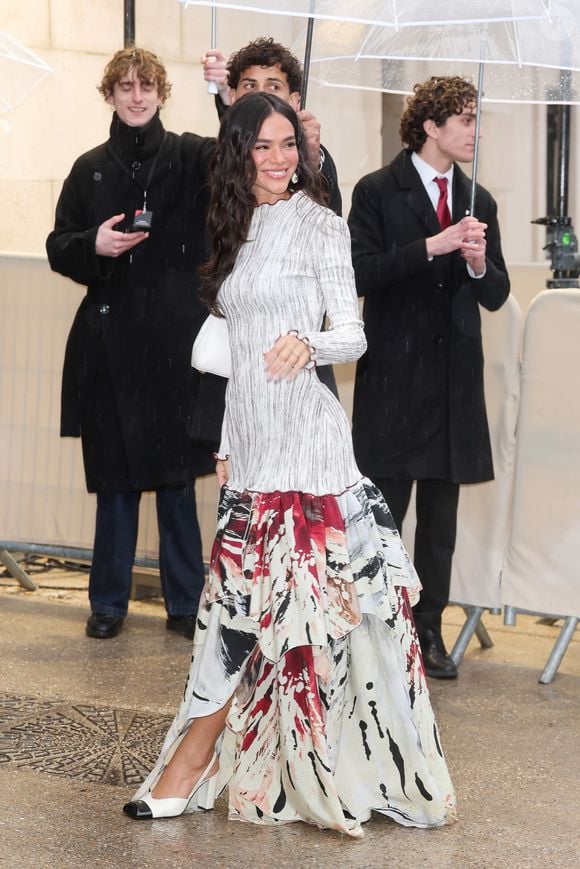 Bruna Marquezine resgatou uma das tendências favoritas de Princesa Diana e que voltou com tudo no ano passado: os sapatos slingbacks