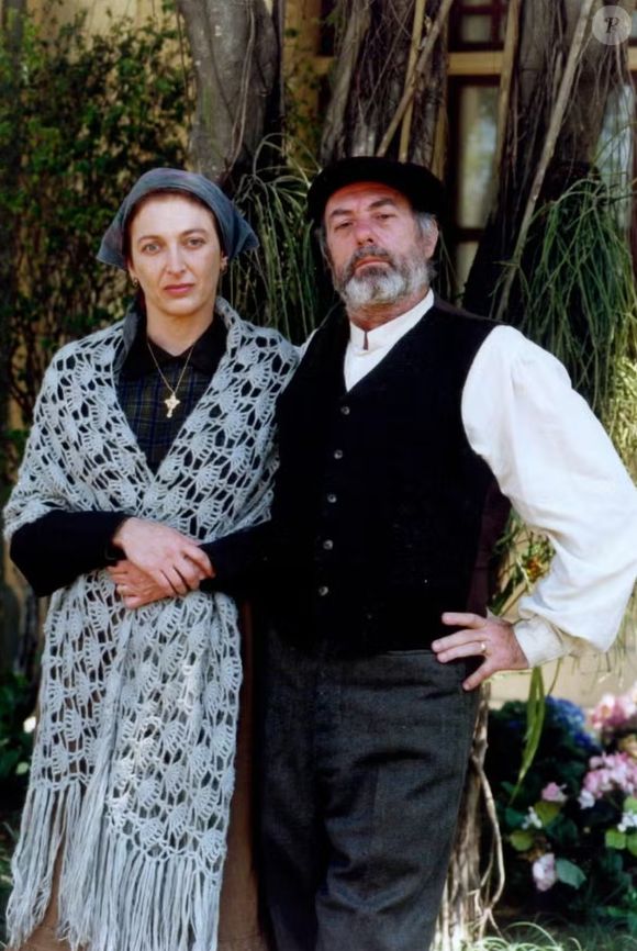 Na novela 'Terra Nostra', o ator Mário César Camargo foi o pai de Paola (Maria Fernanda Cândido), ao lado de Debora Olivieri.