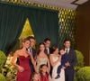 Família toda reunida na festa de 15 anos de Isabella