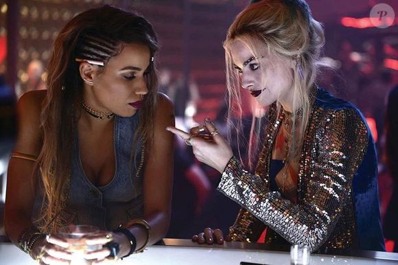 Mesmo com o fracasso financeiro, o filme rendeu elogios à performance de Margot Robbie e à estética ousada da produção