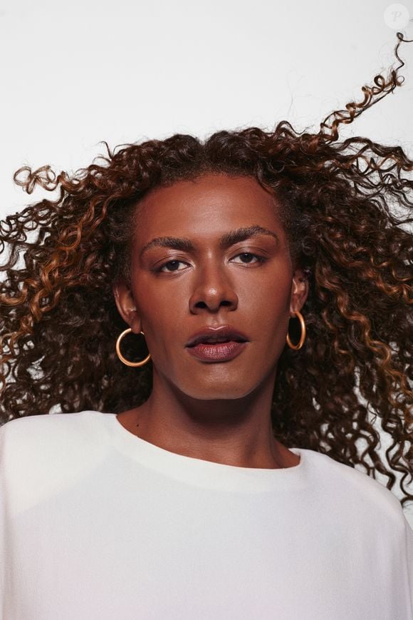 O cabelo cacheado de Liniker ganhou uma nova tonalidade enquanto a cantora encerra o ciclo de Caju e comemora uma década de carreira