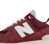 Tênis  574 V2 da New Balance na cor vinho cereja traz acabamento com cadarço, proporcionando melhor ajuste no pé.
