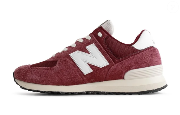 Tênis  574 V2 da New Balance na cor vinho cereja traz acabamento com cadarço, proporcionando melhor ajuste no pé.