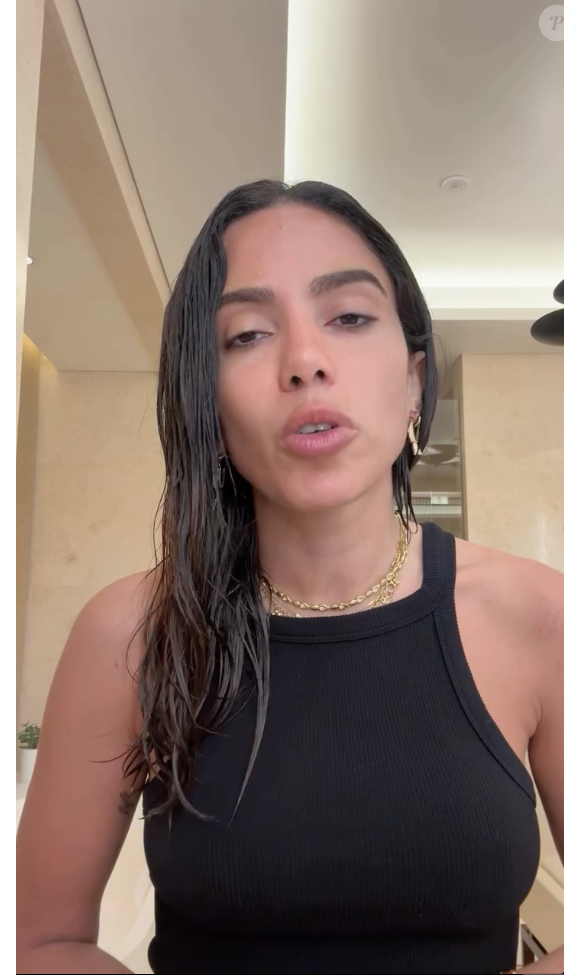 Anitta disse que o fato de usar a religião para estimular votos "deveria ser considerado crime"