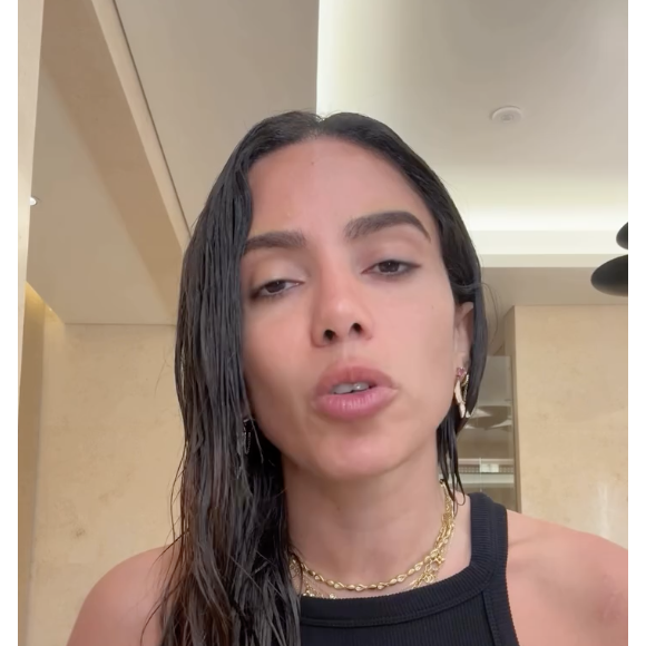 Anitta disse que o fato de usar a religião para estimular votos "deveria ser considerado crime"