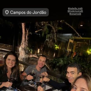 Tici Pinheiro também mostrou a companhia do casal de amigos durante o 'vale night'