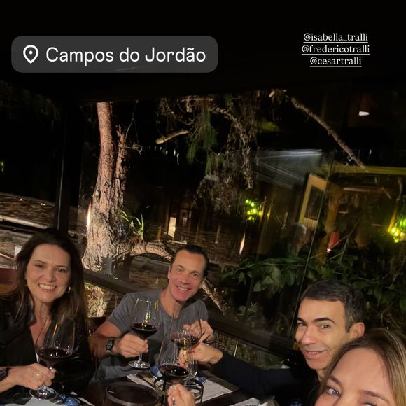 Tici Pinheiro também mostrou a companhia do casal de amigos durante o 'vale night'