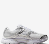 O novo Nike V5 Run virou assunto entre mulheres apaixonadas por moda após surgir com visual futurista em branco e prata que lembra alumínio polido. O modelo une conforto esportivo e estética sofisticada, conquistando quem busca um tênis moderno com 'cara de milionária'