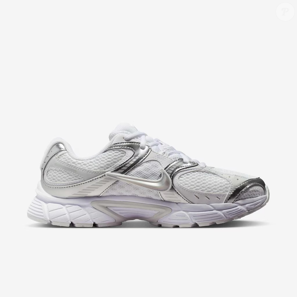 O novo Nike V5 Run virou assunto entre mulheres apaixonadas por moda após surgir com visual futurista em branco e prata que lembra alumínio polido. O modelo une conforto esportivo e estética sofisticada, conquistando quem busca um tênis moderno com 'cara de milionária'