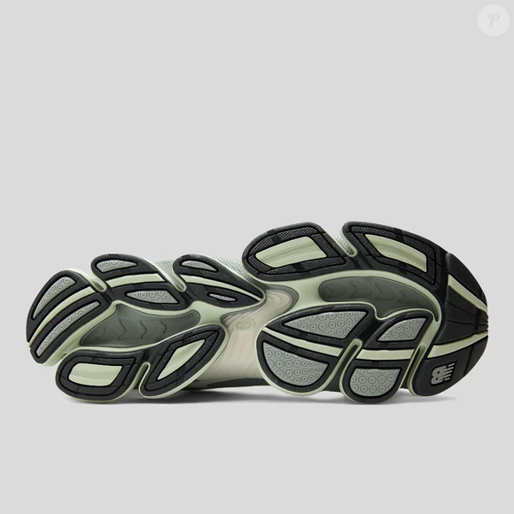 Vendido por R$ 1.299,99 no site oficial da New Balance no Brasil até o fechamento desta matéria, o ABZORB 2000 aparece como uma opção para quem busca unir conforto, tecnologia e uma estética fashionista
