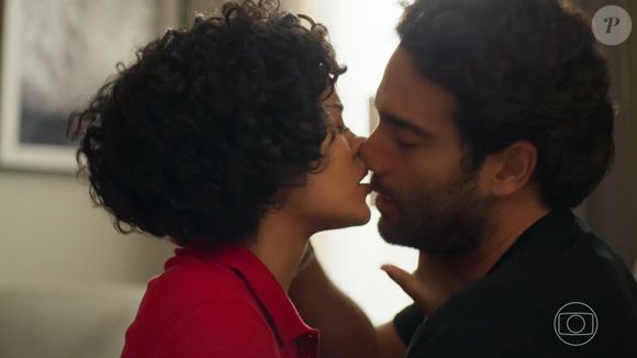 Veio aí! Afonso trai Solange com Maria de Fátima em 'Vale Tudo' e beijo gera revolta na web: 'O mais tóxico da novela'