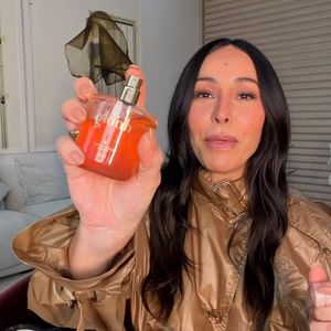 Com o conceito de layering em alta, os hair mists permitem combinar diferentes produtos e pontos de aplicação para criar uma assinatura olfativa personalizada. Sabrina Sato também aderiu à tendência e destacou que o Gloah Hair & Body Mist é "maravilhoso" para perfumar os cabelos