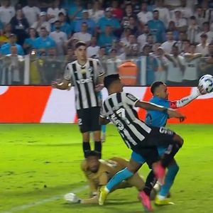 Neymar usou a mão para fazer um gol