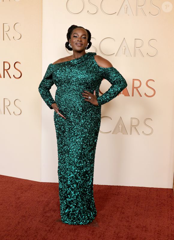 Oscar 2026: Wunmi Mosak valorizou barriga de gravidez em um vestido de paetês
