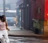 Nesta segunda em 'Volta por Cima', Madalena (Jessica Ellen) e Jão (Fabricio Boliveira) fogem de guerra entre facções