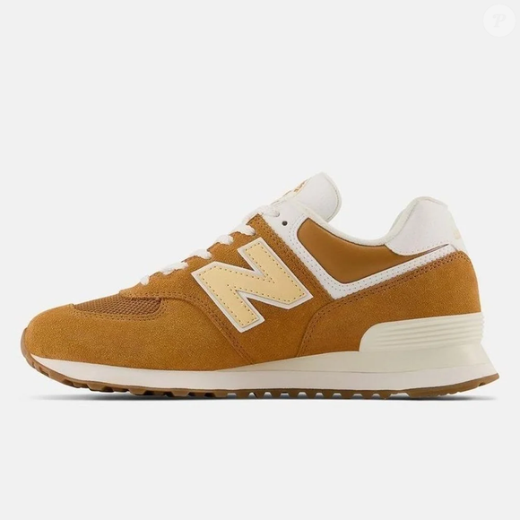 Vendido por R$ 599,90 na Renner, o New Balance 574 V2 Amarelo Marrom surge como uma alternativa elegante aos clássicos tênis brancos. Versátil e confortável, o modelo conversa com as principais tendências de inverno e combina com diferentes estilos.