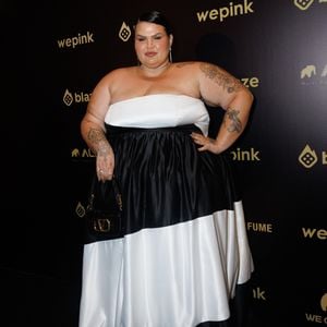 Thais Carla usou vestido preto e branco para a festa de Virgínia