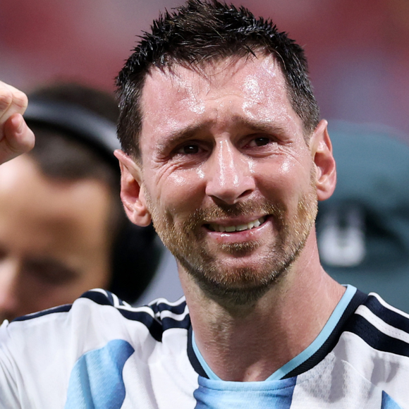 Sem telas e no futebol de rua: a psicologia explica como a infância analógica moldou o foco de Messi.