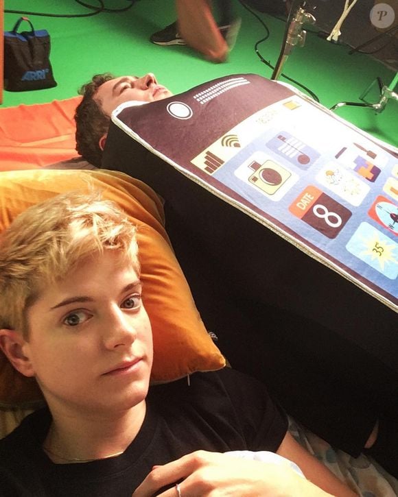 Mae Martin é uma atriz icônica conhecida por seu talento na comédia e produções como 'Feel Good' e 'SAP'