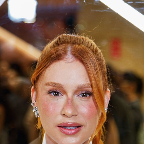 Marina Ruy Barbosa aposta em look clean com peça de luxo da Saint Laurent