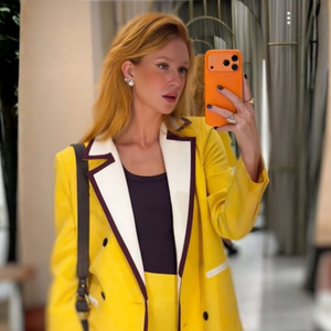 Marina Ruy Barbosa não fica para trás quando o assunto é estilo casual chic. A ruiva apostou em um blazer estruturado amarelo, combinado com calça de alfaiataria no mesmo tom e uma t-shirt preta lisa por baixo, criando um visual elegante, moderno e cheio de personalidade