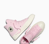 Sola off-white com efeito levemente envelhecido equilibra romantismo e pegada urbana