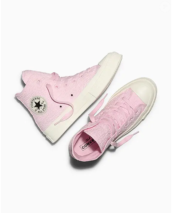 Sola off-white com efeito levemente envelhecido equilibra romantismo e pegada urbana