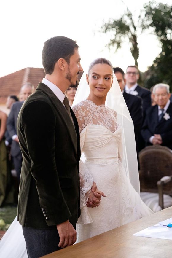 Apaixonados, Giovanna Lancellotti e Gabriel David trocaram olhares durante a cerimônia