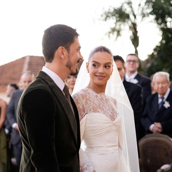 Apaixonados, Giovanna Lancellotti e Gabriel David trocaram olhares durante a cerimônia