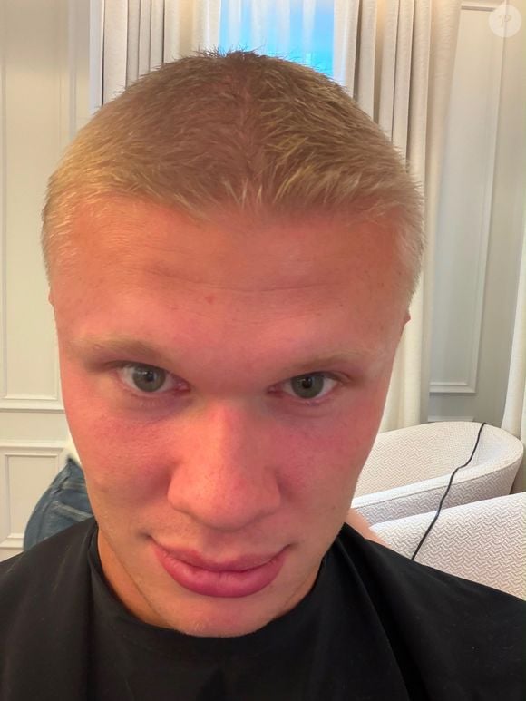 Novo visual de Haaland: o jogador mostrou nas redes sociais diferentes etapas da transformação até chegar ao corte curto que substituiu sua tradicional cabeleira loira