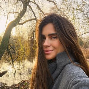 Questionada por seguidores, Carolina Dieckmmann nega intervenções no rosto e destaca que o inchaço é temporário, fruto de viagens longas e descanso fora da rotina