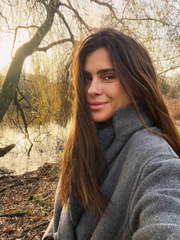 Questionada por seguidores, Carolina Dieckmmann nega intervenções no rosto e destaca que o inchaço é temporário, fruto de viagens longas e descanso fora da rotina