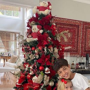 A famosa Eliana, em outra época, também apostou no clássico vermelho para sua árvore de Natal. Olha, que fofura essas pelúcias no topo!