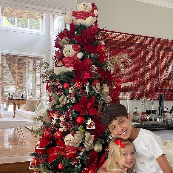 A famosa Eliana, em outra época, também apostou no clássico vermelho para sua árvore de Natal. Olha, que fofura essas pelúcias no topo!