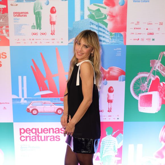 Carolina Dieckmmann investiu em um elegante vestido Louis Vuitton para prestigiar a estreia de 'Pequenas Criaturas'