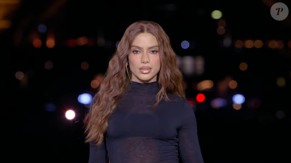 O face card de Anitta chamou atenção durante sua participação no Le Défilé 2026, em Paris. A cantora retornou à passarela da L’Oréal Paris ao lado de Taís Araujo, Liniker e Bella Campos, em uma edição que reuniu quatro brasileiras pela primeira vez. Segundo a psicóloga Leticia Martín Enjuto, expressões faciais, roupas e postura são processadas pelo cérebro em poucos segundos e ajudam a formar uma primeira impressão