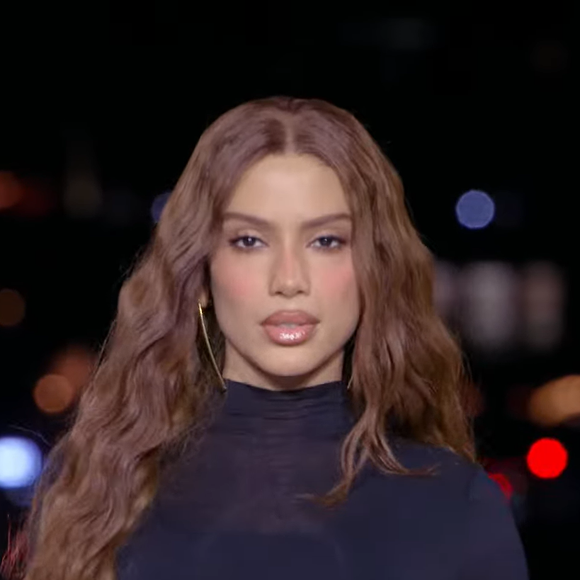 O face card de Anitta chamou atenção durante sua participação no Le Défilé 2026, em Paris. A cantora retornou à passarela da L’Oréal Paris ao lado de Taís Araujo, Liniker e Bella Campos, em uma edição que reuniu quatro brasileiras pela primeira vez. Segundo a psicóloga Leticia Martín Enjuto, expressões faciais, roupas e postura são processadas pelo cérebro em poucos segundos e ajudam a formar uma primeira impressão