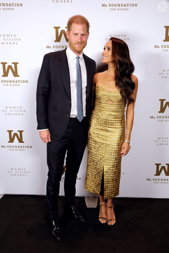 Meghan Markle e Príncipe Harry foram expostos em um novo livro do jornalista britânico Tom Bower, especialista na Família Real