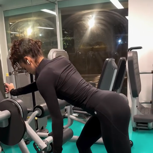 Bruna Marquezine valorizou seu bumbum super definido ao fazer esta remada unilateral