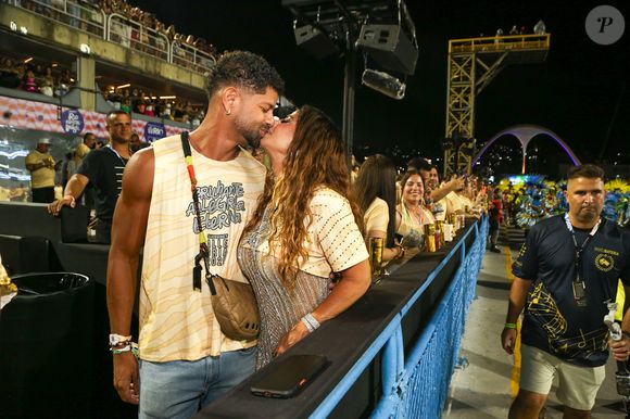 Viviane Araújo beijou muito o marido Guilherme Militão na Sapucaí
