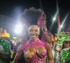 Carnaval do RJ: Rainha da Mangueira, Evelyn Bastos sofreu com imprevisto no look e desfilou com parte do seio à mostra