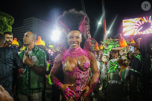 Carnaval do RJ: Rainha da Mangueira, Evelyn Bastos sofreu com imprevisto no look e desfilou com parte do seio à mostra