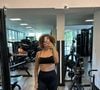 Filha de Simony, Aysha Benelli exibiu a barriga em dia de academia; atriz deixou à mostra ainda algumas das cerca de 20 tatuagens