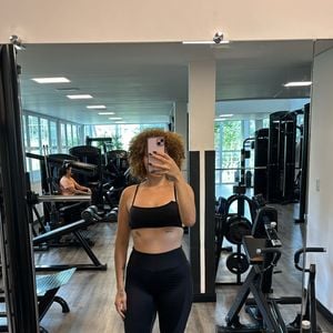 Filha de Simony, Aysha Benelli exibiu a barriga em dia de academia; atriz deixou à mostra ainda algumas das cerca de 20 tatuagens