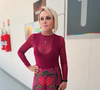 A volta das calças coloridas também combina com o estilo de Ana Maria Braga. No Mais Você, a apresentadora já apareceu com modelos amplos e estampados, mostrando como cores vibrantes e silhuetas soltas podem ganhar espaço nos looks do dia a dia